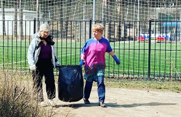 Провели субботник на территории