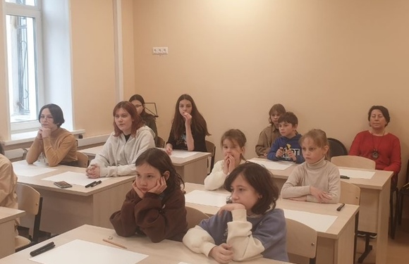 Проходит мастер-класс от заслуженного художника России И.П. Маковеевой