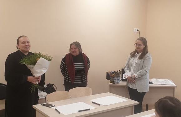 Проходит мастер-класс от заслуженного художника России И.П. Маковеевой