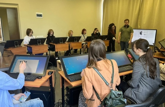 Учащиеся художественного отделения на экскурсии в РГХПУ им. С. Г. Строганова