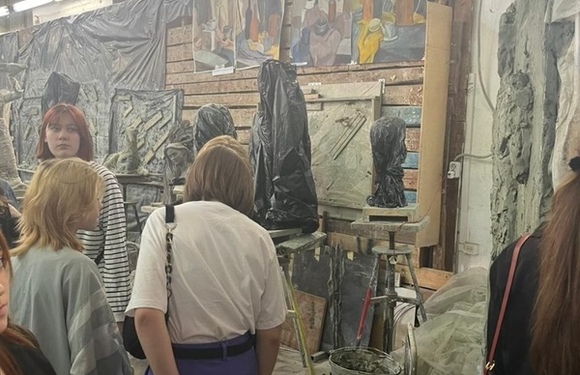 Учащиеся художественного отделения на экскурсии в РГХПУ им. С. Г. Строганова