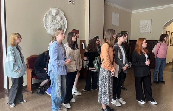 Учащиеся художественного отделения на экскурсии в РГХПУ им. С. Г. Строганова