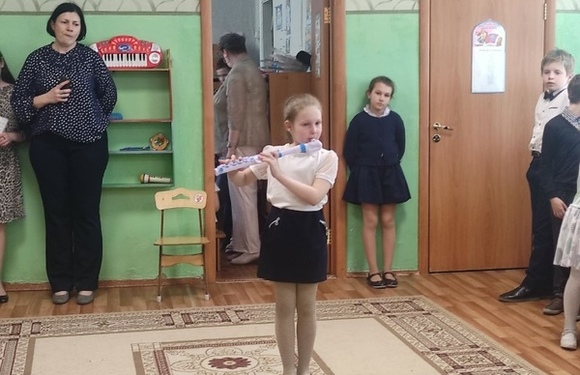 Началась череда шефских концертов по детским садам.