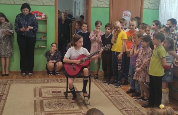 Началась череда шефских концертов по детским садам.