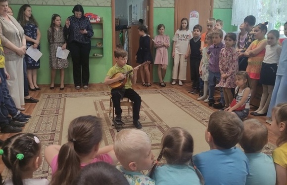 Началась череда шефских концертов по детским садам.
