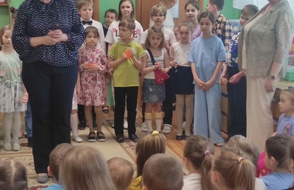 Началась череда шефских концертов по детским садам.