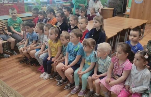 Началась череда шефских концертов по детским садам.