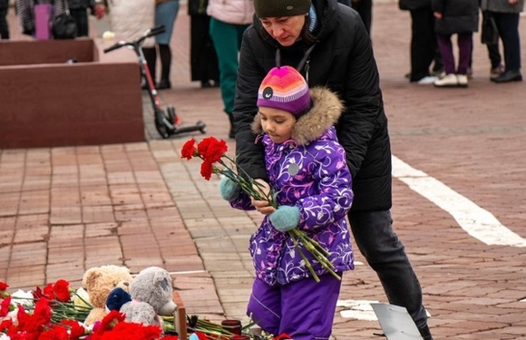Сегодня день общенационального траура по погибшим при теракте в Подмосковье