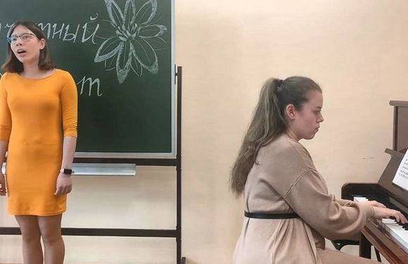 «Счастье приходит с песней»